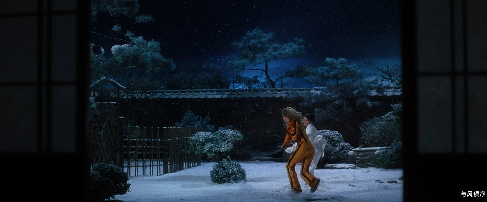 落雪庭院中的二人对决